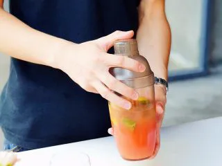 夏日红柚季！比基尼少女的鸡尾酒,盖上雪克杯的盖子，摇匀