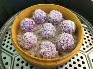 紫薯糯米丸子,蒸锅放入适量水烧开，把蒸笼放进去，大火蒸30分钟关火。