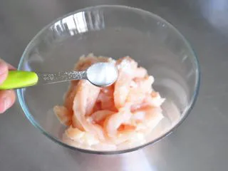 街头小吃自己做---香酥无骨鸡柳,1小勺砂糖。