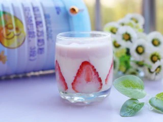 两分钟自制超nice的草莓奶昔,超酸爽。