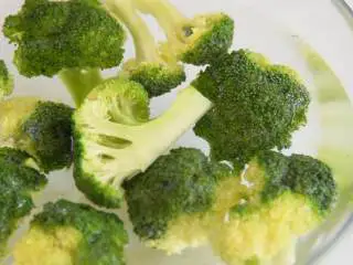 蚝油蒜香西兰花这样做最美味, 营养高味道棒,西兰花撕小朵，放盐水里浸泡。