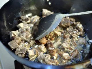 香辣干锅排骨,锅里倒入油，将油完全烧开后，倒入排骨，迅速翻炒，将排骨煸干，双面金黄，捞出备用 。