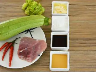 西葫芦炒肉片—从小吃到大的家常菜,简单易学哦,【主料】:西葫芦 1根|里脊肉 200克 【辅料】:小米椒 3颗|淀粉 1勺|姜蒜 少许|生抽 1勺|料酒 1勺|糖 1勺|鸡精 1勺|盐 2勺