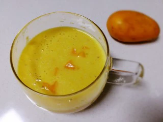 果粒奶昔【香蕉桑葚+香蕉芒果】,再放一些碎果粒,香蕉芒果果粒奶昔。