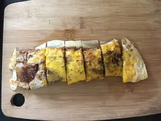 街头风味东北烤冷面,切成小段