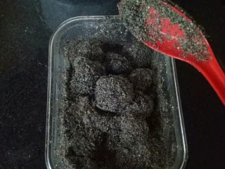 松阳小吃“说来”,另外一部分汤圆放到芝麻粉碗里翻滚翻滚。使每个汤圆都均匀的裹上一层黑的芝麻粉。