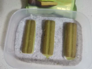 厚切酸奶冰淇淋,放入抹茶饼干