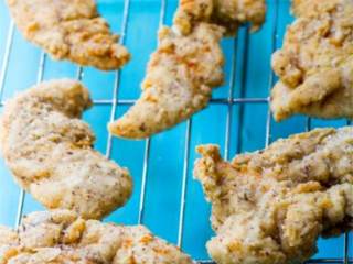 中东风味鸡肉华夫饼,用钳子,把鸡肉片放入面粉中滚一下,然后在杏仁奶中蘸一下,再滚上面粉;分批放入油锅中炸至金棕色,每面炸6-7分钟。