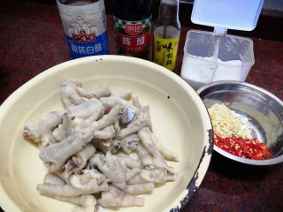 美味小吃,老坛酸辣鸡爪,白醋,陈醋,酱油,盐巴,白糖,辣椒,蒜蓉这时候可以一咕噜全放,分量自己慢慢调