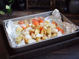 百变水果 新奥尔良风味雪梨烤鸡,另外将100g的洋葱切成小丁，100g的胡萝卜切成小丁，100g的雪梨切成小丁。