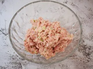 猪肉韭菜锅贴,放入容器中