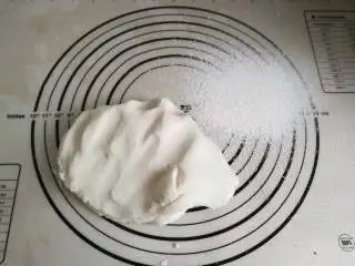 家乡小吃——小米,时间到后,面团应该是还带点温热,捏起来手感是软软的,揉面垫撒一点手粉防粘,只要一点点就行