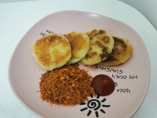 贵阳小吃洋芋粑,装盘,配上自己喜欢的酱料就可以享用啦。