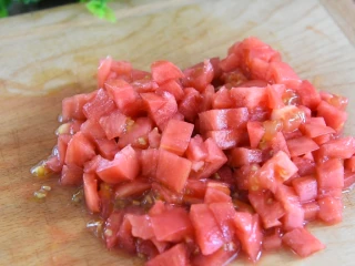 金针菇好吃又简单的做法，超级下饭哦！,切成丁备用