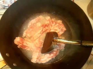 快手菜=>韭黄肥牛,待沸腾之后，把肥牛放入，汆水。