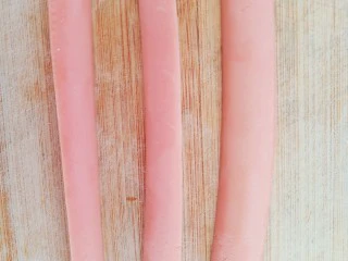 皮蛋特色小吃,一根火腿肠切成三份。