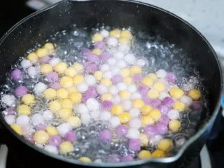 牛奶咖啡果冻,煮至芋圆浮在表面