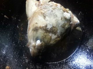 酸香风味鱼头锅,将鱼头煎一下。