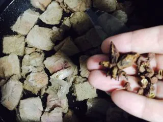 异域风情菜—咖喱土豆牛肉煲,高压锅中加入清水、料酒、牛肉、花椒大料