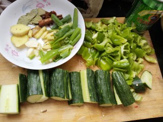 别为风情的龙虾,放葱姜蒜炸一下入味