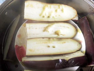 手撕茄子（内附万能凉拌汁做法）,茄子蒸好，取出晾凉。