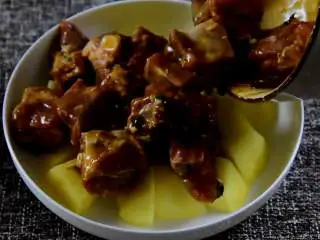 百吃不厌的鼓椒蒸排骨,学会了招呼客人不再愁,土豆切小块，平铺碗底，倒入腌制好的排骨，放锅中，中火蒸30分钟。