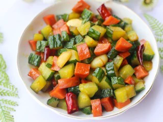 好吃到舔盘的黄瓜火腿丁,好吃到停不下来。