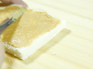 港式茶餐厅小吃,香甜味美的西多士,在其中一片面包表面涂抹上花生酱