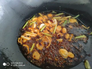 香辣粉丝包菜,炒出香味。