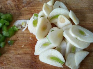 凉拌麻辣藕片,大蒜一部分切片，一部分切末