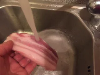 乡味~重庆小吃红油抄手,温水冲洗干净。