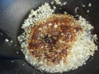 蒜蓉粉丝娃娃菜,翻炒均匀。