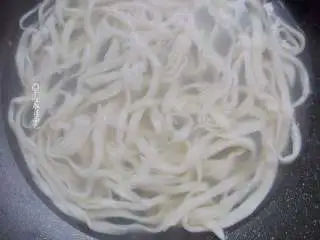 蒜蓉芝麻酱拌面,拉条子的同时烧上一锅水，面拉好了水也开了，下面进去，煮熟捞出，迅速过凉