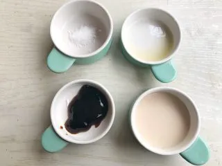 咸蛋豆腐(快手菜),准备调味品,盐,料酒,蚝油,淀粉水。