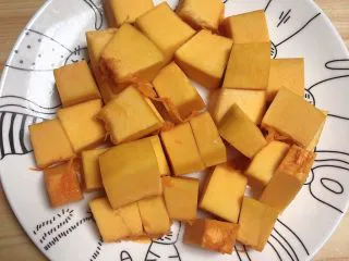 香甜南瓜玉米汁,南瓜切块儿待用。