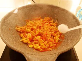 10分钟快手菜 番茄炒蛋,翻炒均匀后加入精盐调味