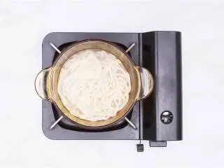 墨西哥风味鸡肉配麻酱乌冬面,将乌冬面 放入之前煮鸡胸肉的汤中,煮大约3分钟后沥出装盘。