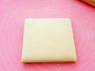 彩虹馄饨(宝宝超爱吃),切去多余边沿,使之成为一个方形。