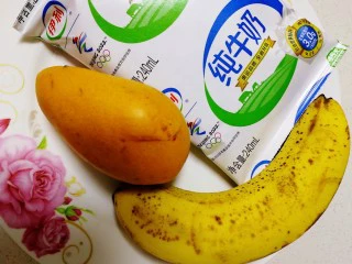 果粒奶昔【香蕉桑葚+香蕉芒果】,1个小芒果,1根香蕉,纯牛奶。