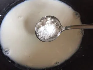 草莓布丁+芒果布丁,一勺白凉粉，搅拌均匀，开小火煮不停的搅拌