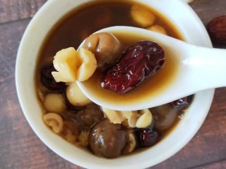 莲子红枣桂圆汤,女性朋友们的最爱