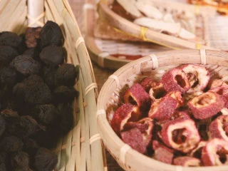 【酸梅汤】最正宗的古法酸梅汤,是烟熏味的,乌梅、山楂、陈皮、甘草洗去浮尘;