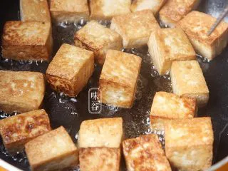 糖醋脆皮豆腐,煎至金黄，煎好后到处多余的油；
