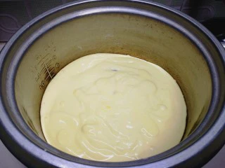 健康电饭锅蛋糕,倒入蛋糊