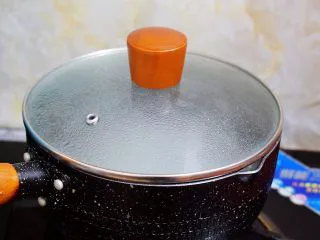 椰香西米水果芋圆,关火焖5分钟，然后捞出过凉水冲洗放入碗中备用