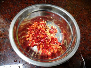 美味小吃,老坛酸辣鸡爪,找个皿器装辣椒