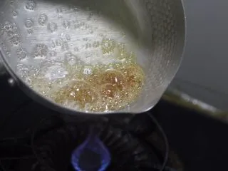 老北京小吃之冰糖葫芦,最佳状态是这种琥珀色,在水和糖比例最佳的状态下,糖浆不会特别浓,特别浓厚的糖浆裹出来的山楂糖皮太厚。