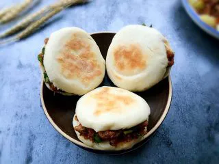 四川乐山名小吃—粉蒸肉卡饼,享用美味吧!