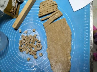 红糖珍珠奶茶,切成小块