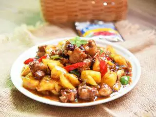 蔓越莓烧排骨,酸酸甜甜,用蔓越莓干烧排骨,水果味浓郁,排骨和蔓越莓干很搭喔